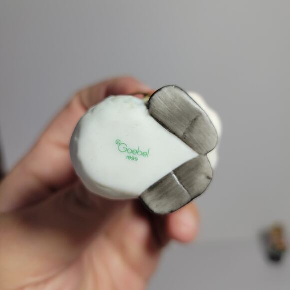 Goebel Hummel A Gift for Snowman Little Girl Christmas Ornament - Picture 4 of 4